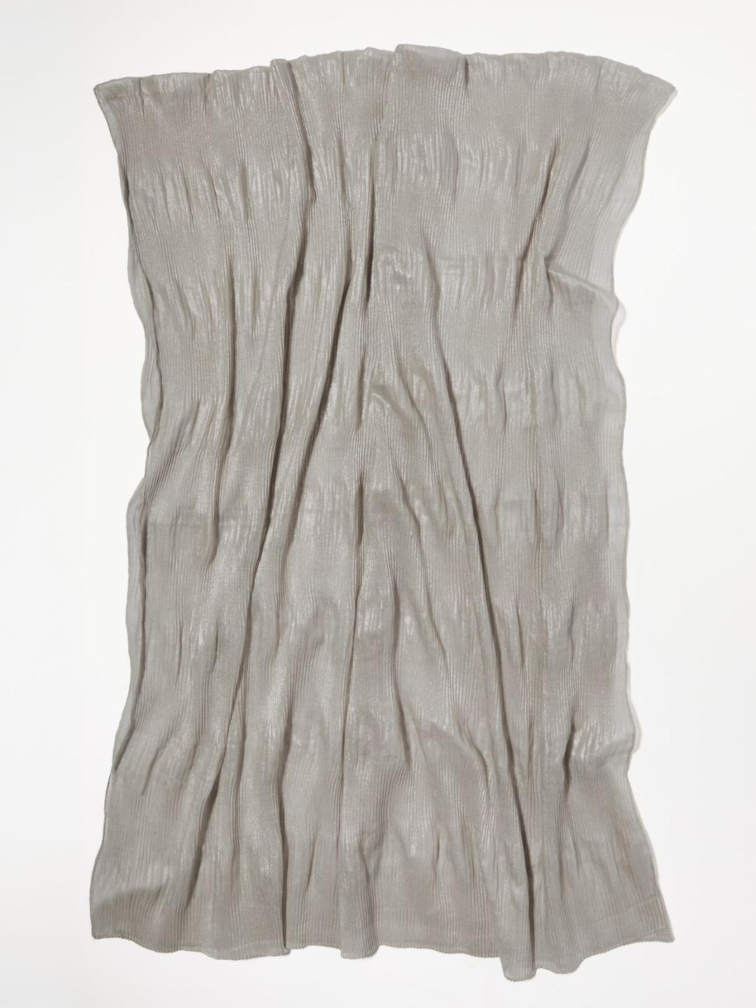 Stola in garza laminata | Max&Co Stola in garza laminata ANTRACITE con micro-plissé irregolari e riflessi laminati, formato 190x85 cm. | Max&Co