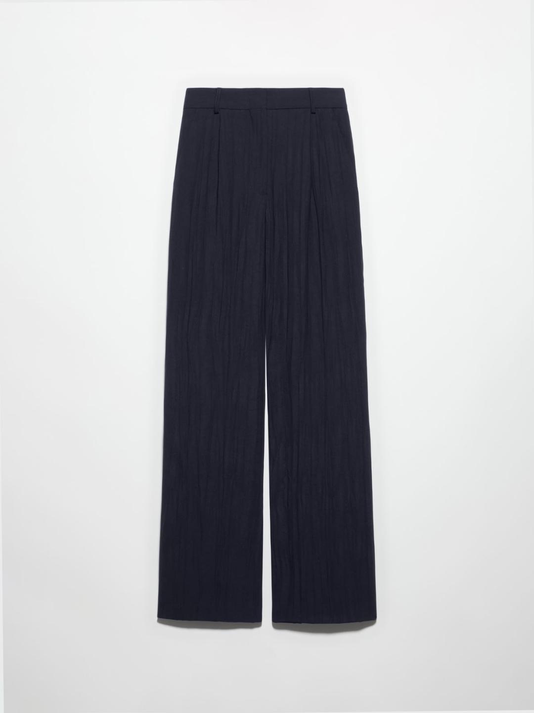 Pantaloni in envers satin crinkle | Max&Co Pantaloni blu notte in envers satin crinkle con gamba diritta e vita regolare, caratterizzati da pieghe frontali e finitura a effetto tridimensionale. | Max&Co