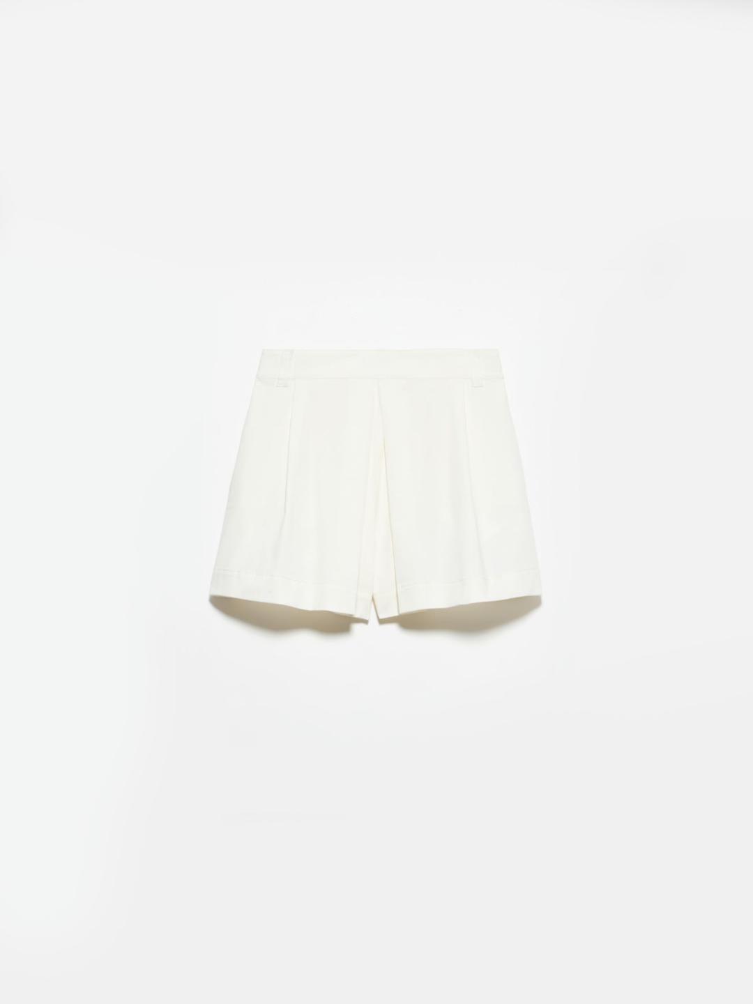 Shorts in gabardine di cotone | Max&Co Shorts bianchi in gabardine di cotone stretch con vita regolare, passanti, pieghe frontali e tasche a filo sul retro. | Max&Co