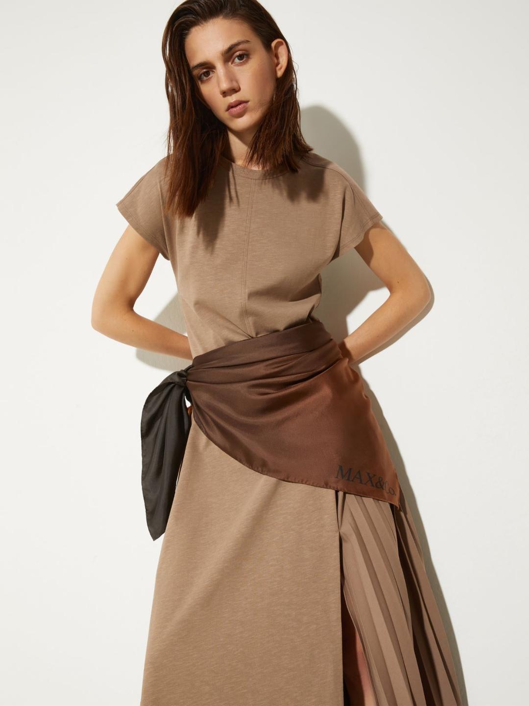 Maxi foulard in twill di seta | Max&Co Maxi foulard in twill di seta color ruggine con stampa sfumata e logo MAX&Co., formato 120x120 cm, indossato come cintura su un abito. | Max&Co