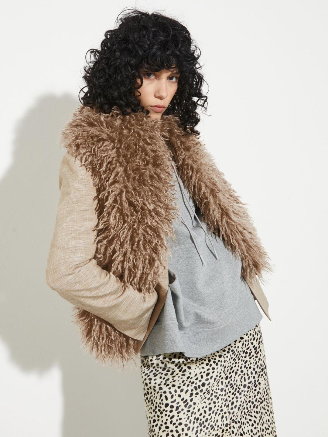 Stola in peluche frisé | Max&Co Stola in peluche frisé color tortora, con finiture in tessuto riciclato e chiusura a bottone, indossata da una modella. | Max&Co