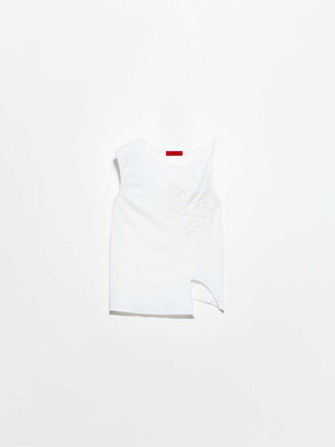 Top in jersey con fiore ricamato | Max&Co Top in jersey di cotone bianco ottico con fiore ricamato monocromatico, scollo a barchetta e design asimmetrico con una spallina larga e una sottile. | Max&Co