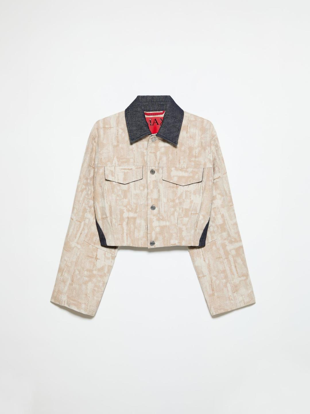 Giacca in tessuto jacquard | Max&Co Giacca corta in tessuto jacquard beige con fantasia astratta e dettagli a contrasto in drill di cotone blu, collo a camicia e chiusura con bottoni metallici. | Max&Co
