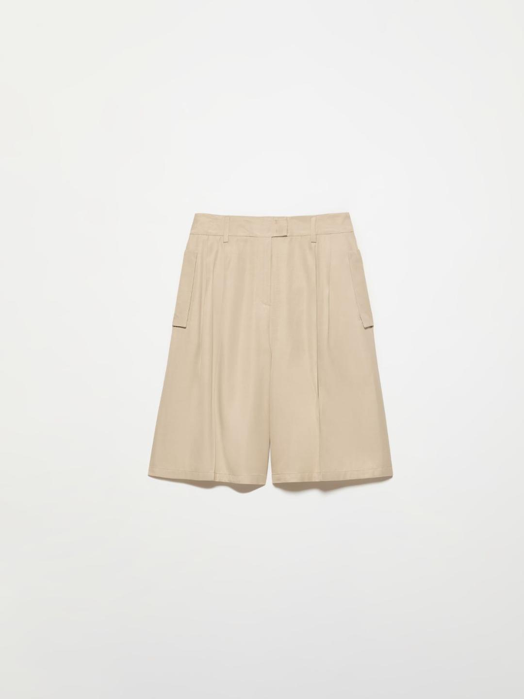 Bermuda ampi e fluidi | Max&Co Bermuda ampi e fluidi beige in viscosa e lino con vita regolare, passanti, elastico interno, doppie pieghe, tasche a pattina e piega stirata. | Max&Co