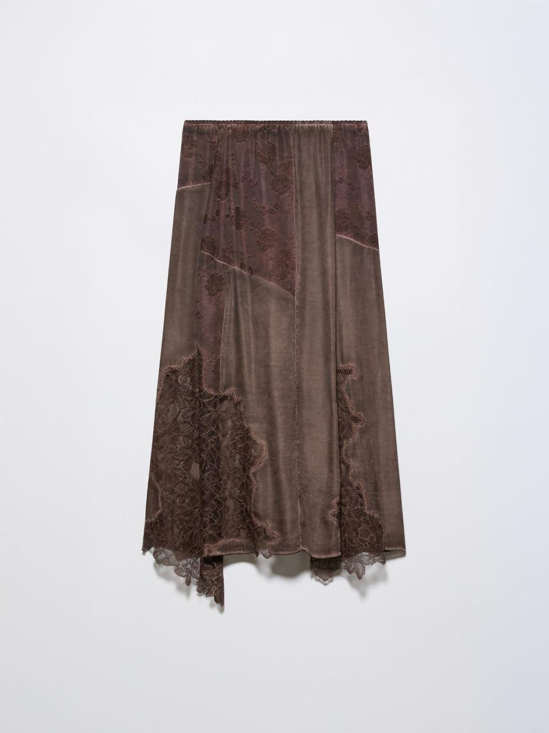 Gonna con intarsi in pizzo | Max&Co Gonna longuette cioccolato con intarsi in pizzo e design asimmetrico, realizzata in viscosa fluida con finitura tinto in capo. | Max&Co