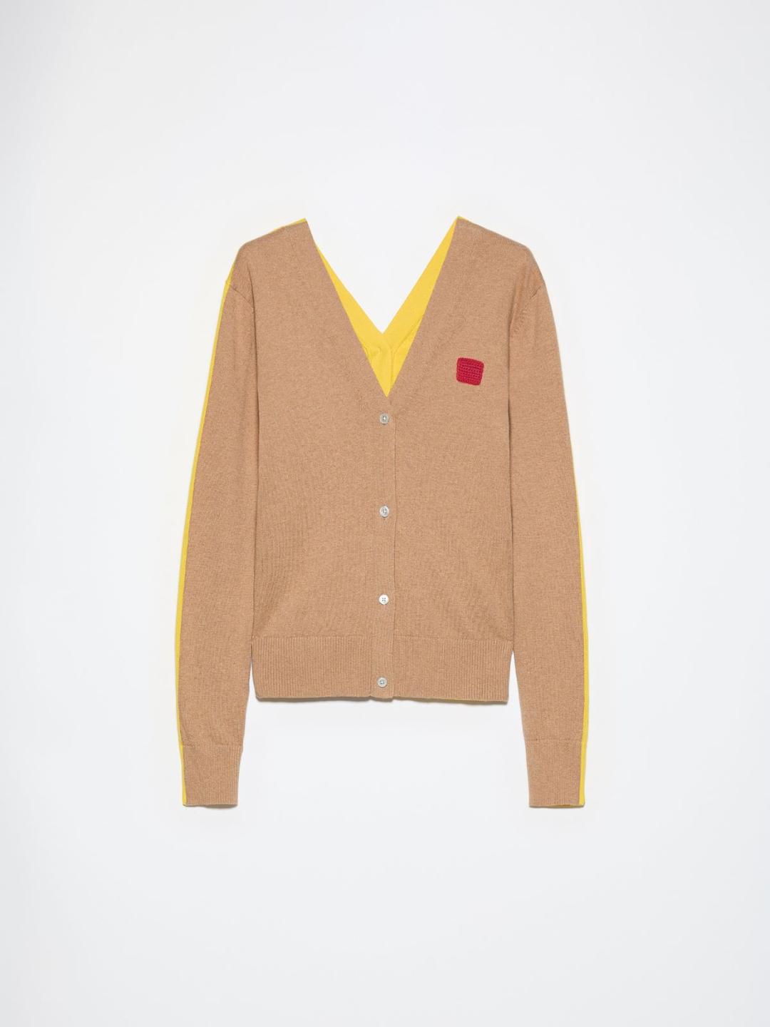 Cardigan in cotone e cashmere | Max&Co Cardigan in cotone e cashmere color cammello con scollo a V, chiusura a bottoni e iconico red square MAX&Co. lavorato a crochet. | Max&Co