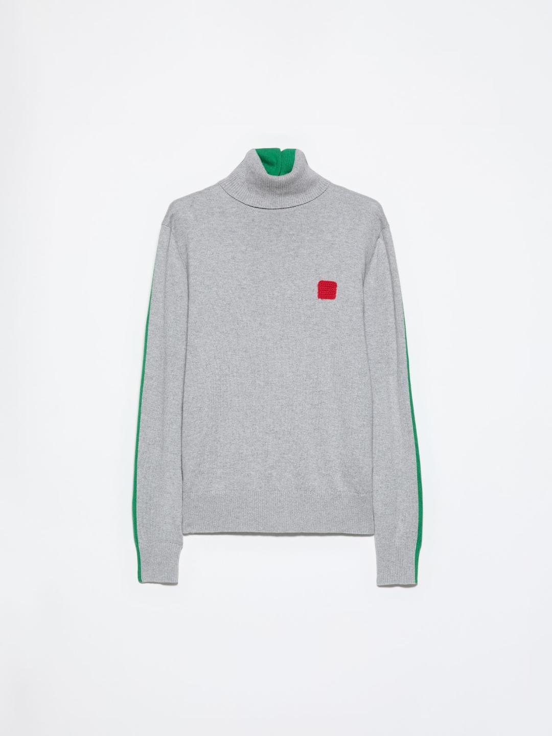 Dolcevita in cotone e cashmere | Max&Co Dolcevita grigio melange in cotone e cashmere con iconico red square MAX&Co. lavorato a crochet e dettagli a contrasto verde. | Max&Co