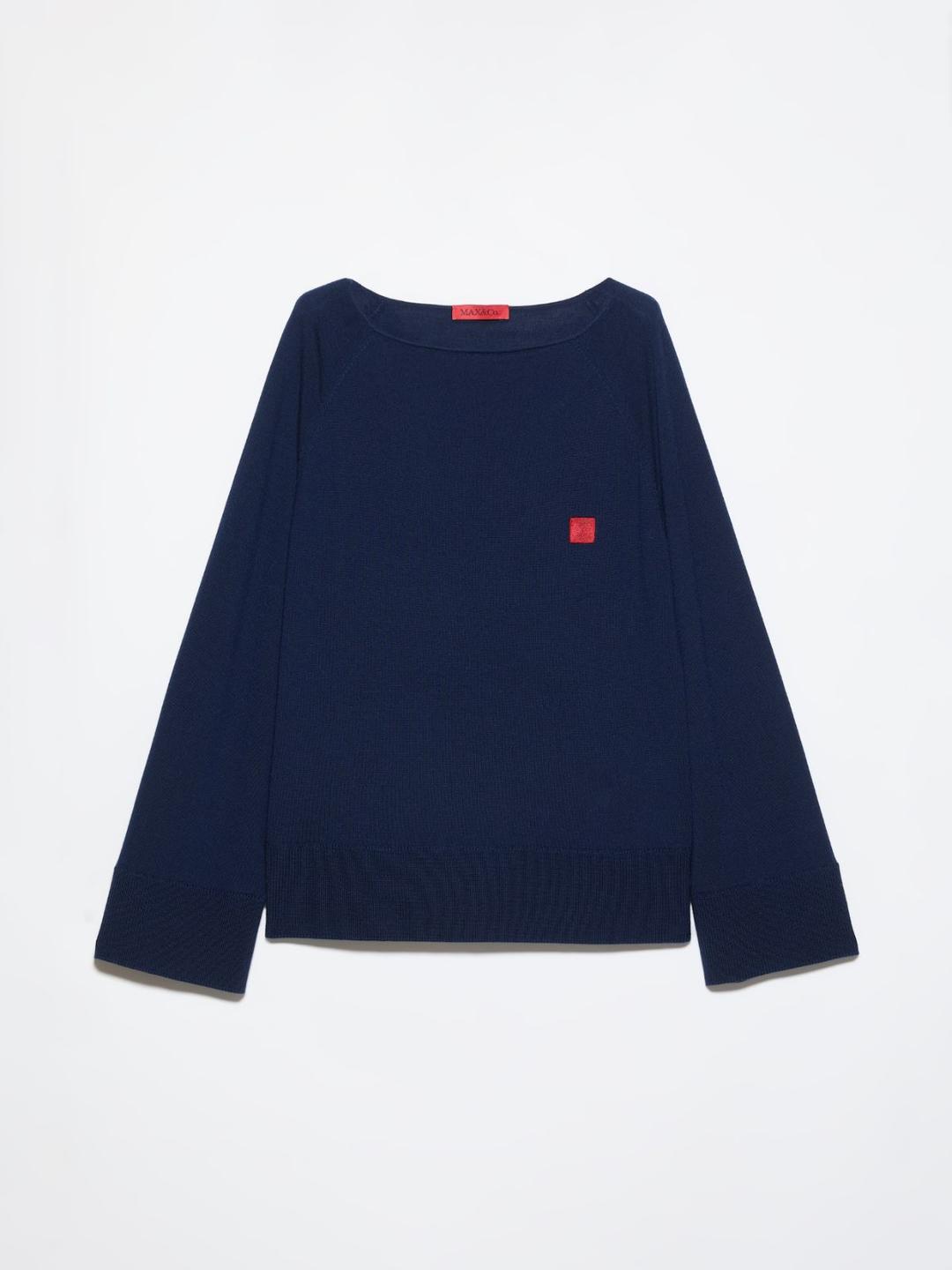Maglia in pura lana merino | Max&Co Maglia blu in pura lana merino extrafine con scollo a barchetta, maniche raglan e iconico red square MAX&Co. applicato sul davanti. | Max&Co