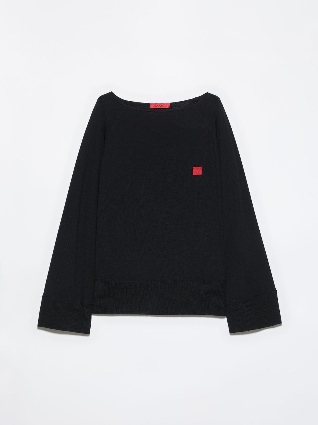 Maglia in pura lana merino | Max&Co Maglia nera in pura lana merino extrafine con scollo a barchetta, maniche raglan e iconico red square MAX&Co. applicato sul davanti. | Max&Co