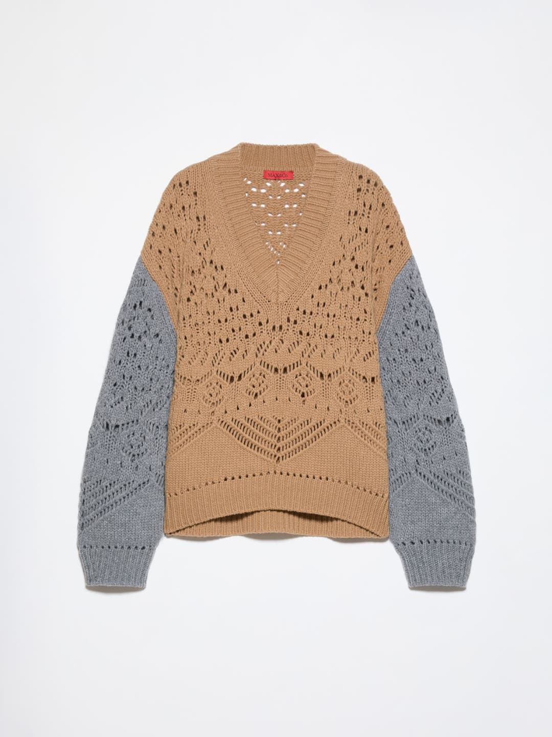Maglia in pura lana traforata | Max&Co Maglia in pura lana traforata CAMMELLO con maniche grigie, scollo a V e iconico red square MAX&Co. applicato sul davanti. | Max&Co