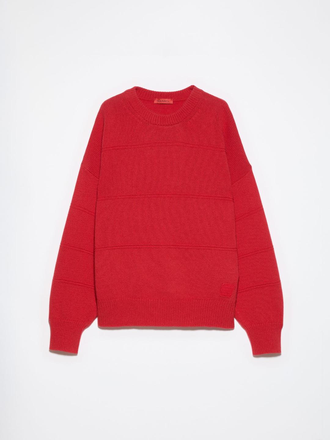 Pull oversize in pura lana | Max&Co Pull oversize rosso in pura lana con girocollo, spalle scese e dettagli a righe in rilievo, rifinito con iconico red square MAX&Co. | Max&Co