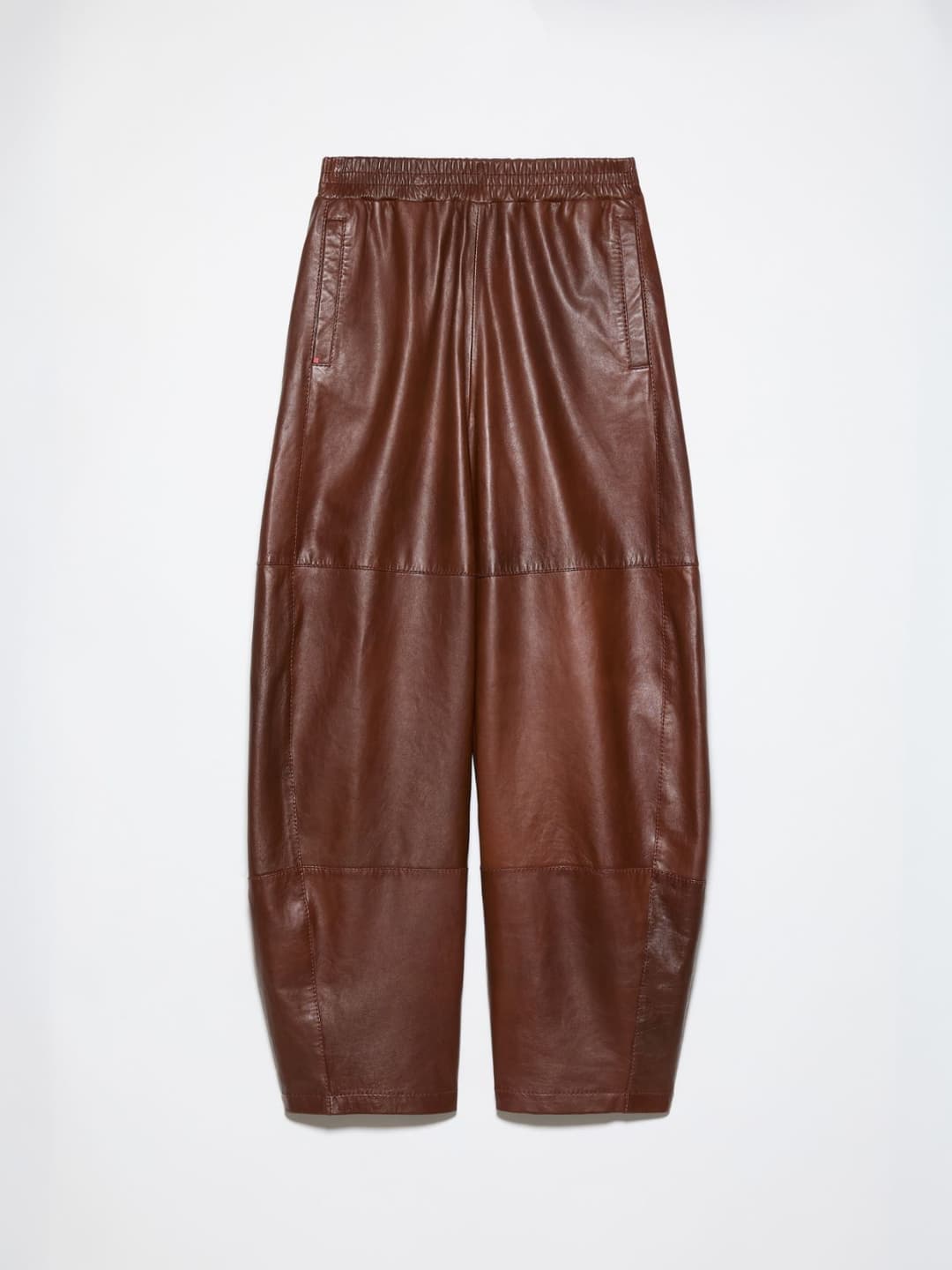 Pantaloni barrel leg in nappa | Max&Co Pantaloni barrel leg in nappa color cognac con vita regolare elasticizzata e tasche a filo, dettaglio rivetto su una tasca. | Max&Co