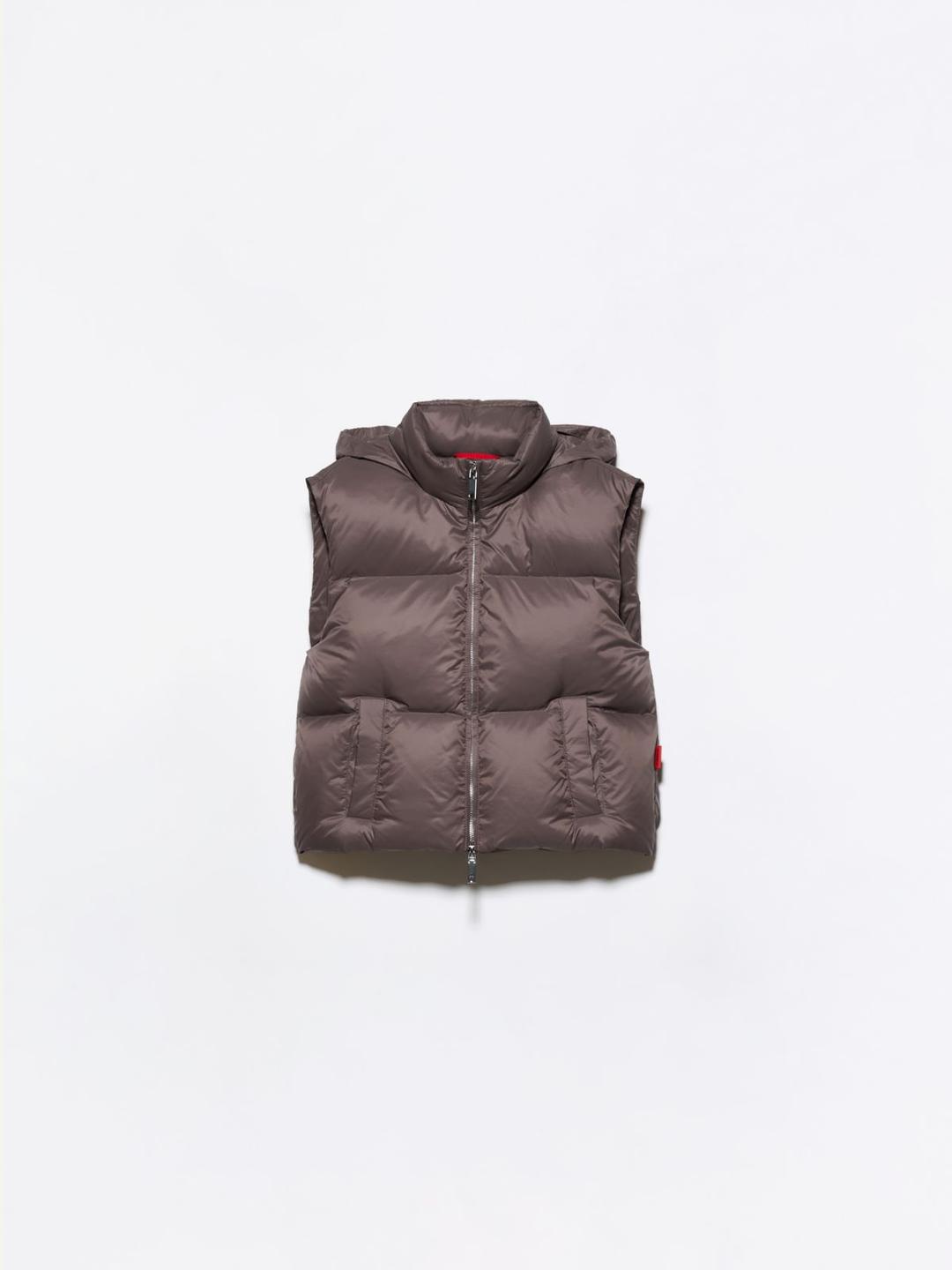 Piumino smanicato con ricamo | Max&Co Piumino smanicato tortora con cappuccio estraibile, imbottitura extra warm e zip metallica a doppio cursore. | Max&Co