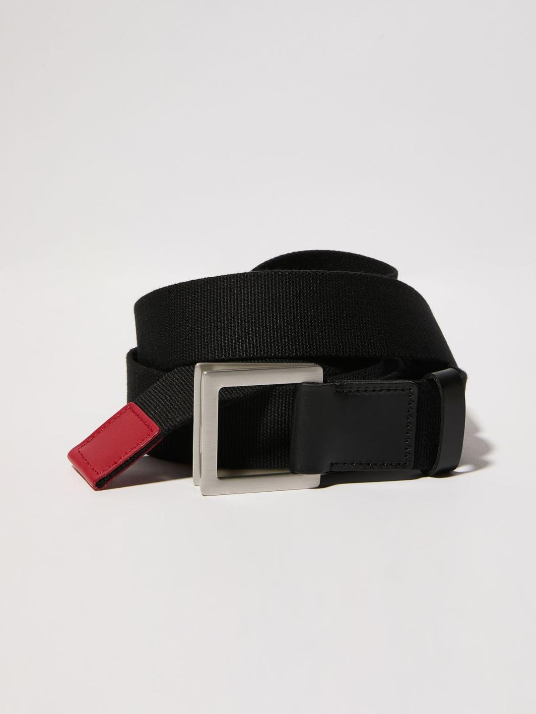 Cintura in canvas e pelle | Max&Co Cintura nera in canvas e pelle MAX&Co. con fibbia quadrata in metallo e dettaglio rosso sul terminale. | Max&Co