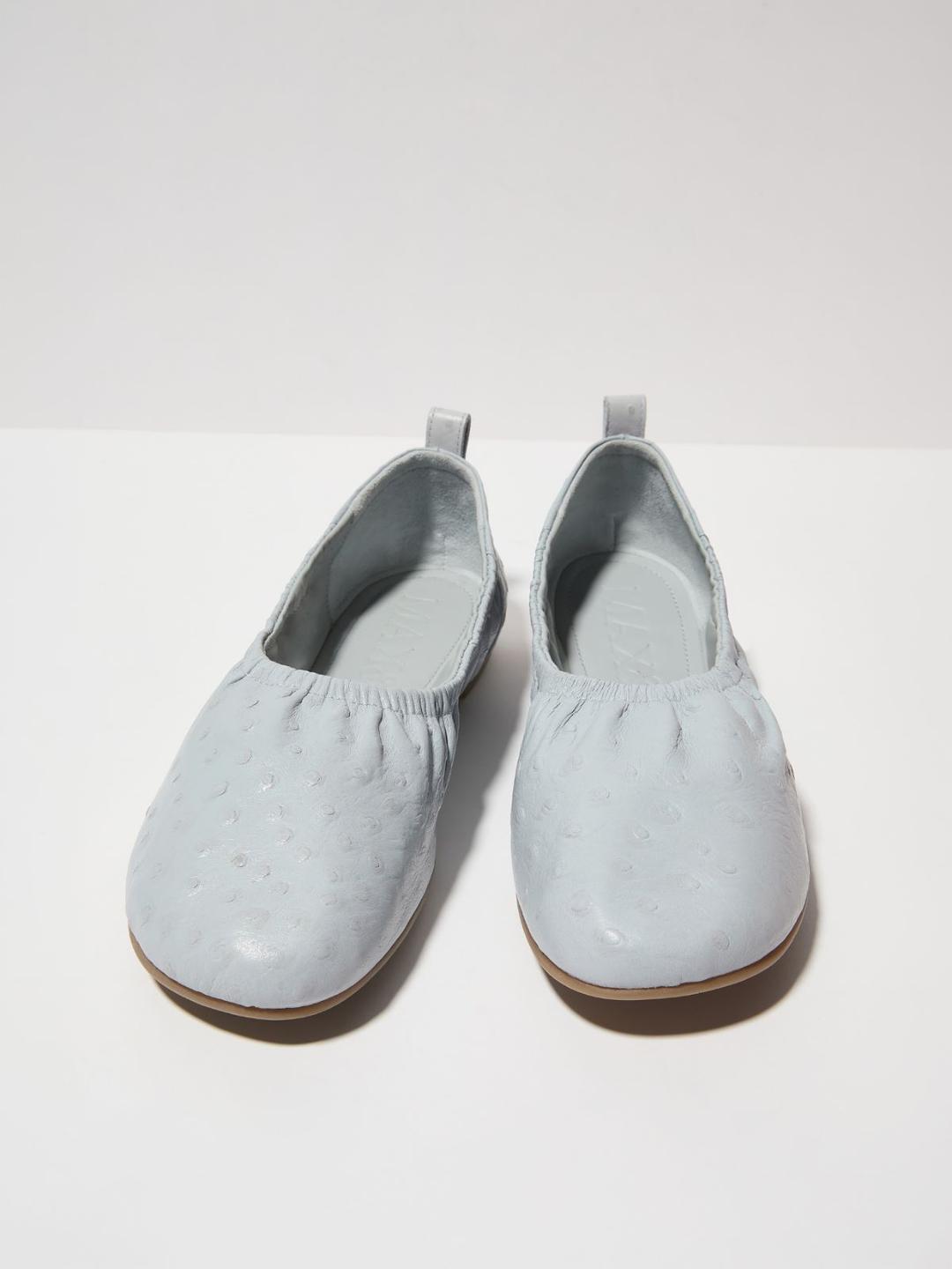 Ballerine in pelle stampa struzzo | Max&Co Ballerine da donna in pelle azzurra con stampa struzzo e scollatura arricciata, perfette per un look comodo e di tendenza. | Max&Co