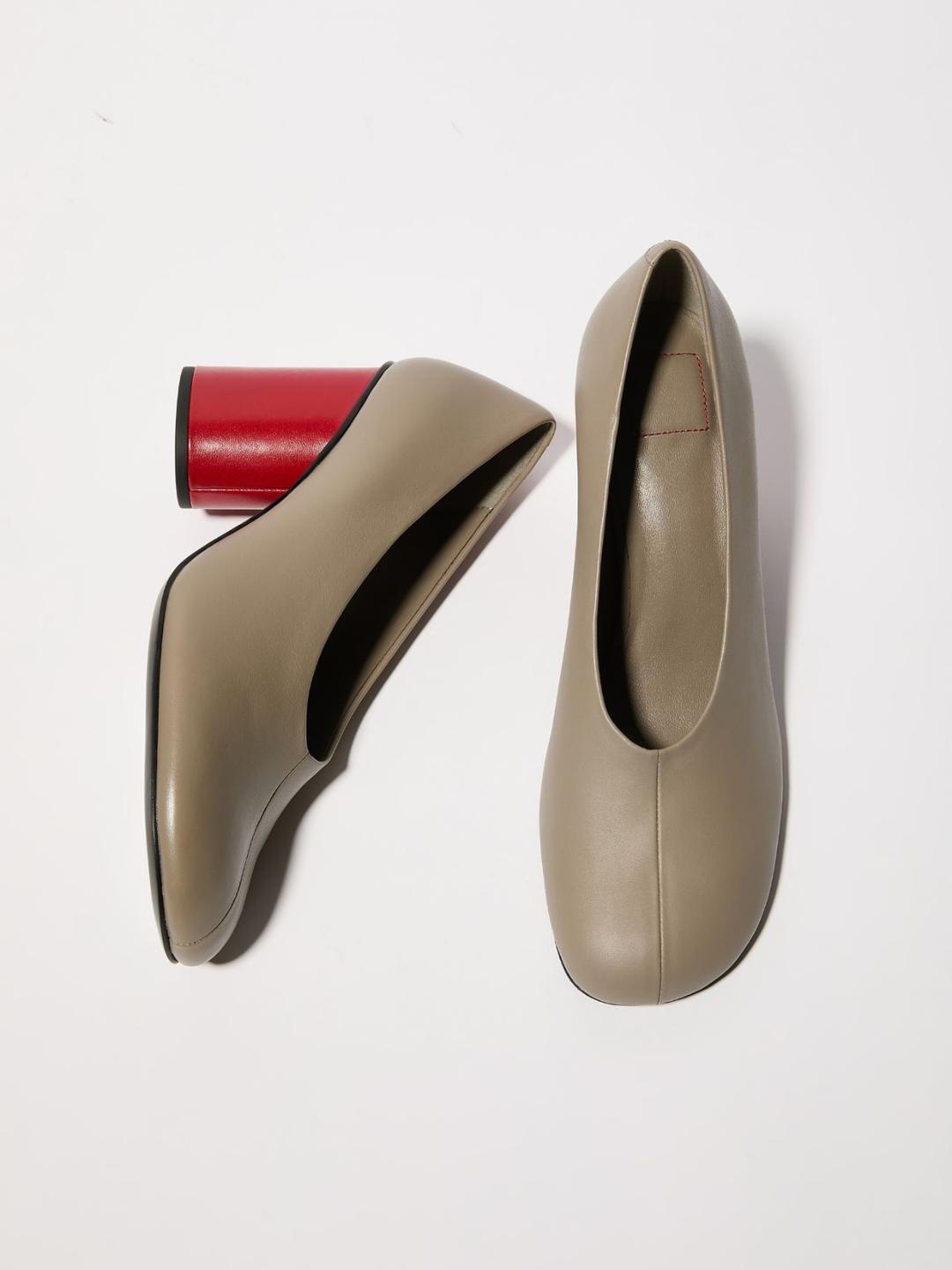 Pumps color block in pelle | Max&Co Pumps color block in pelle grigio con tacco a colonna rivestito in pelle rossa, punta arrotondata e scollatura alta. | Max&Co