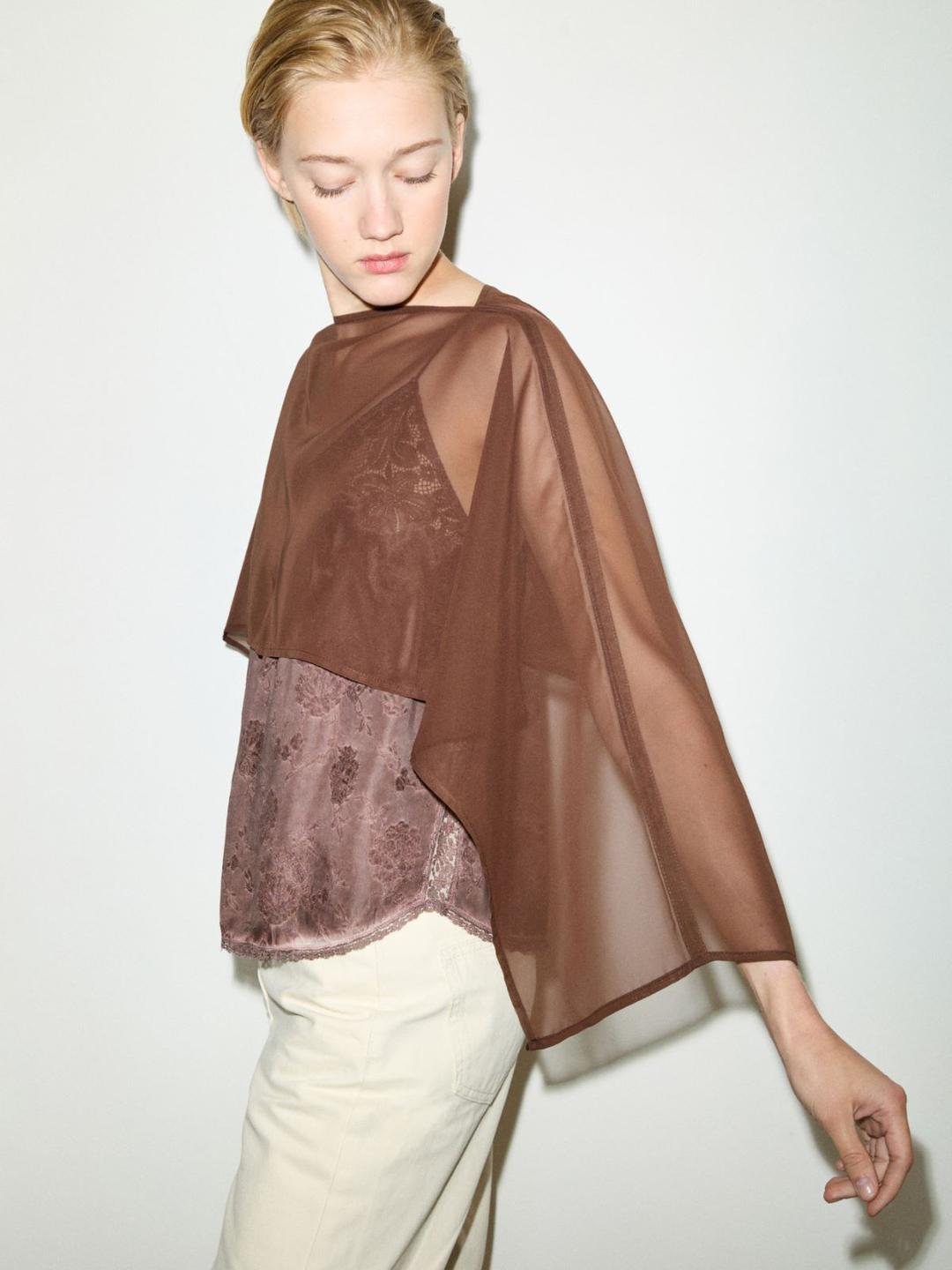 Coprispalle in chiffon | Max&Co Coprispalle in chiffon marrone con scollo a barchetta e bottoni ricoperti ai polsi, perfetto per completare outfit da festa o casual. | Max&Co
