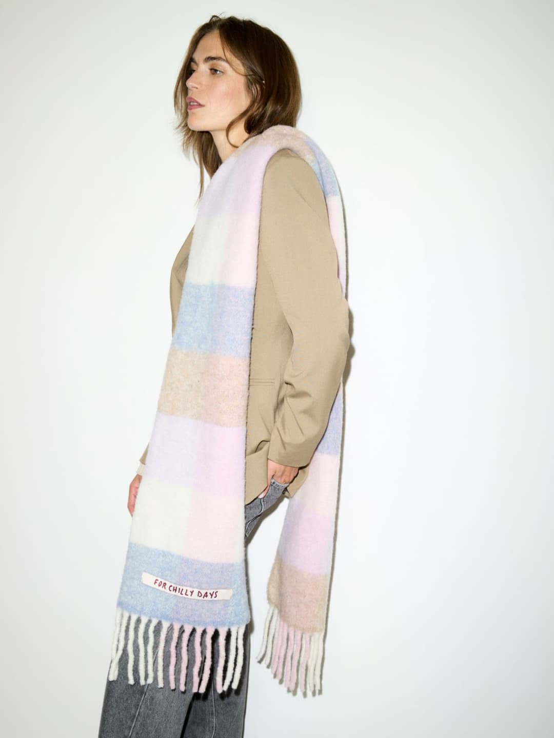 Sciarpa P. Terzini &Co.llaboration | Max&Co Sciarpa P. Terzini &Co.llaboration in lana a quadri pastello con lettering jacquard "for chilly days" e frange, 205x28 cm. | Max&Co