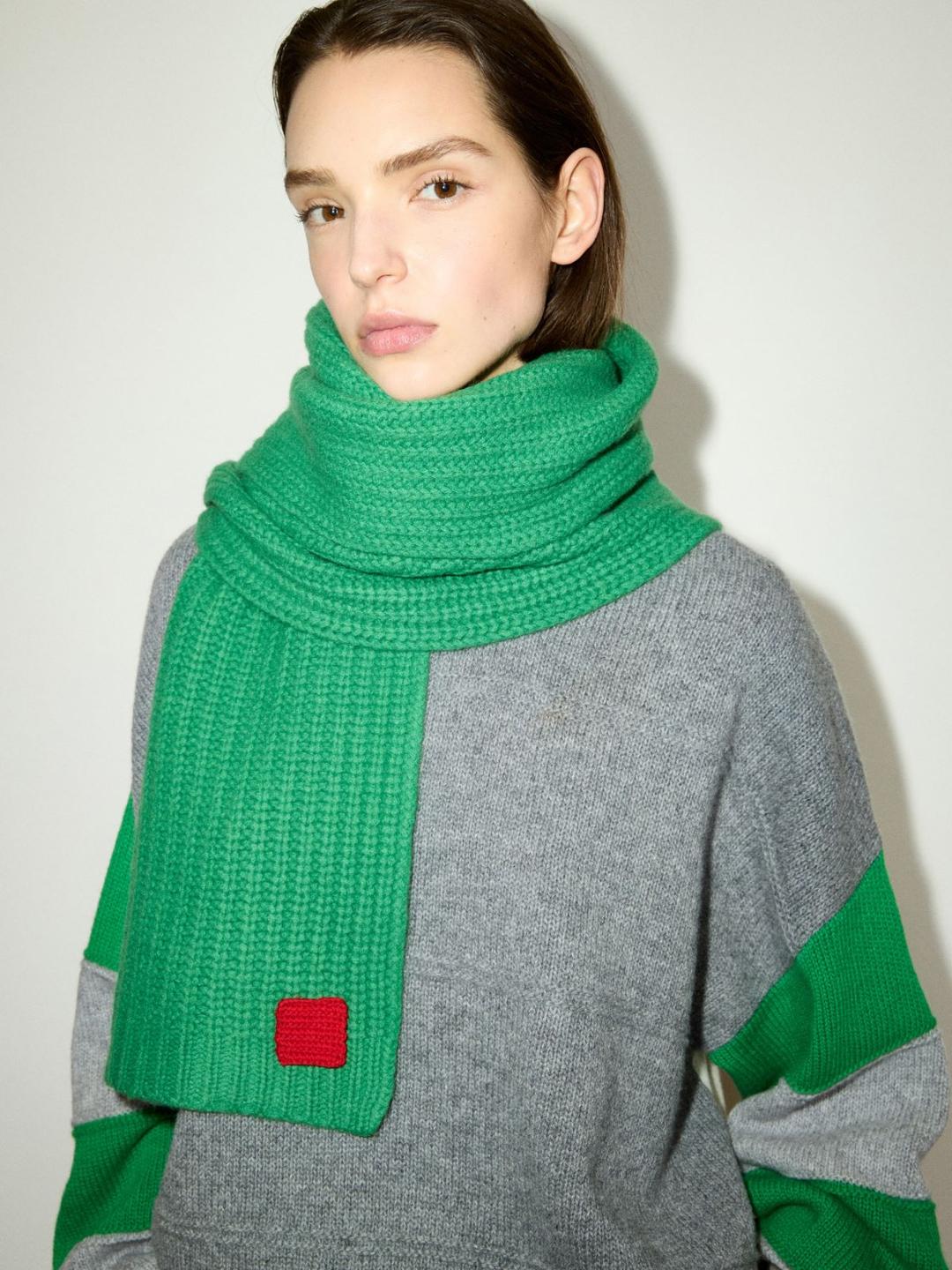 Sciarpa in pura lana | Max&Co Sciarpa in pura lana verde smeraldo con lavorazione a coste inglesi e iconico red square MAX&Co. applicato a crochet. | Max&Co