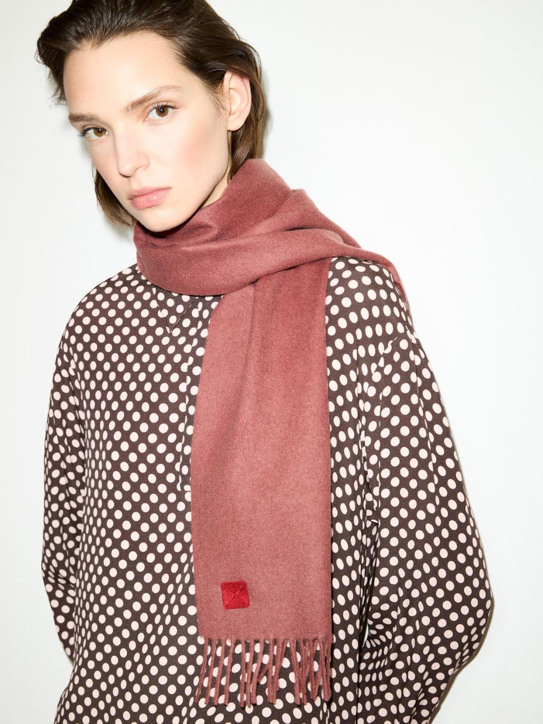 Sciarpa in lana e cashmere | Max&Co Sciarpa in lana e cashmere rosa antico con frange e iconico red square MAX&Co. applicato, formato 155x20 cm. | Max&Co