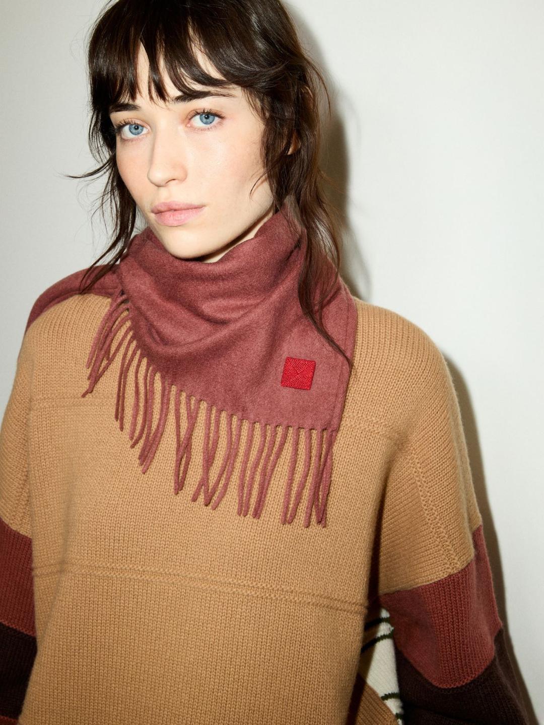 Foulard in lana e cashmere | Max&Co Foulard a triangolo in lana e cashmere color bordeaux con frange e patch red square, formato 98x47 cm. | Max&Co