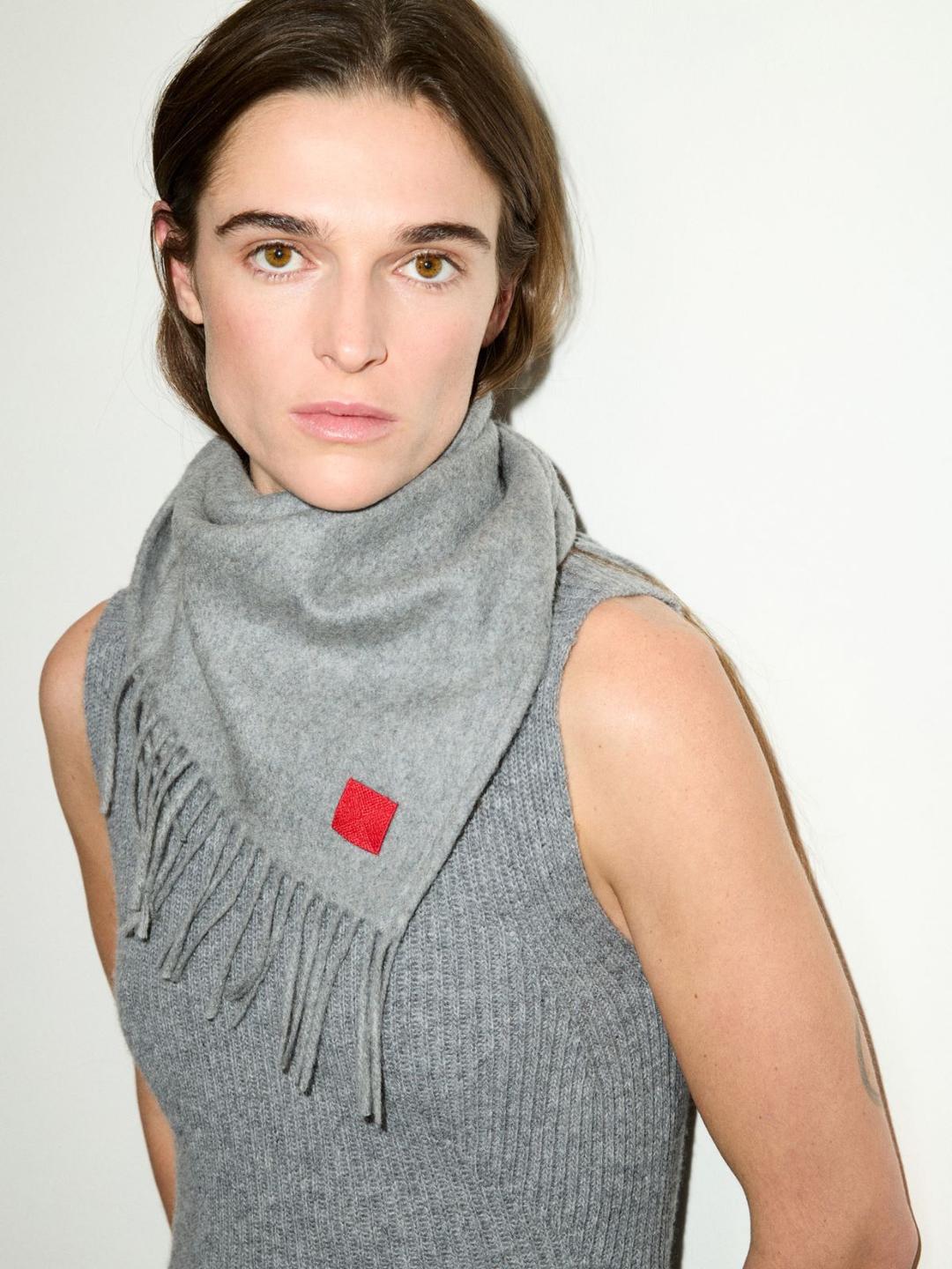 Foulard in lana e cashmere | Max&Co Foulard grigio a triangolo in lana e cashmere con frange e iconica patch red square MAX&Co. | Max&Co